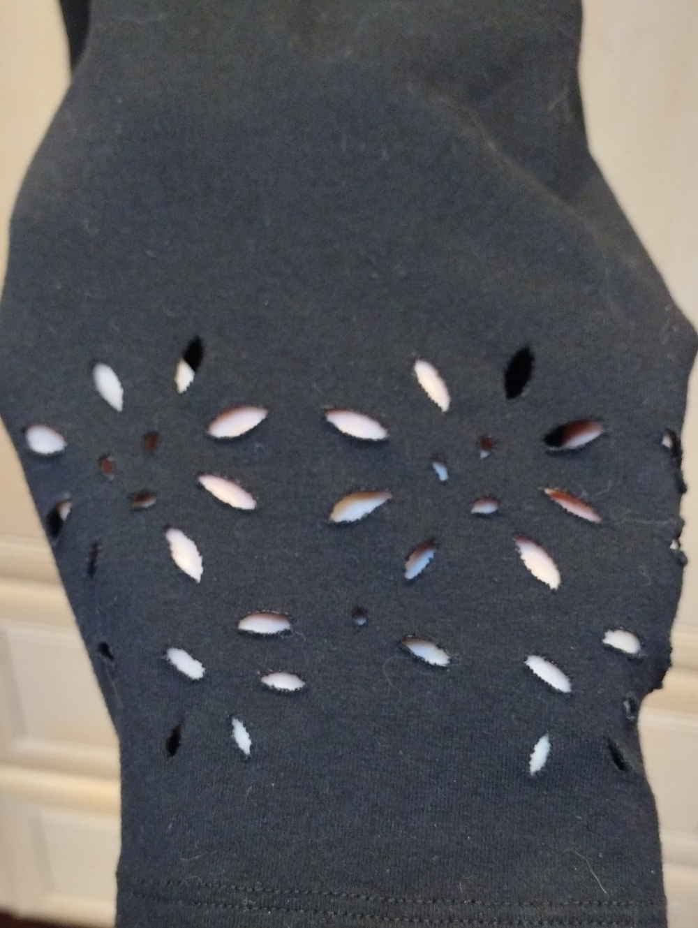 🖤Torrid Cropped Laser Cut Floral Leggings - Picture 3 of 5